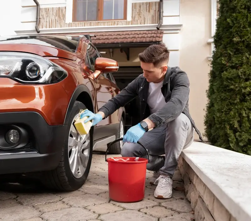 Lavage auto à domicile Pont-Sainte-Marie : professionnel intervenant sur un véhicule
